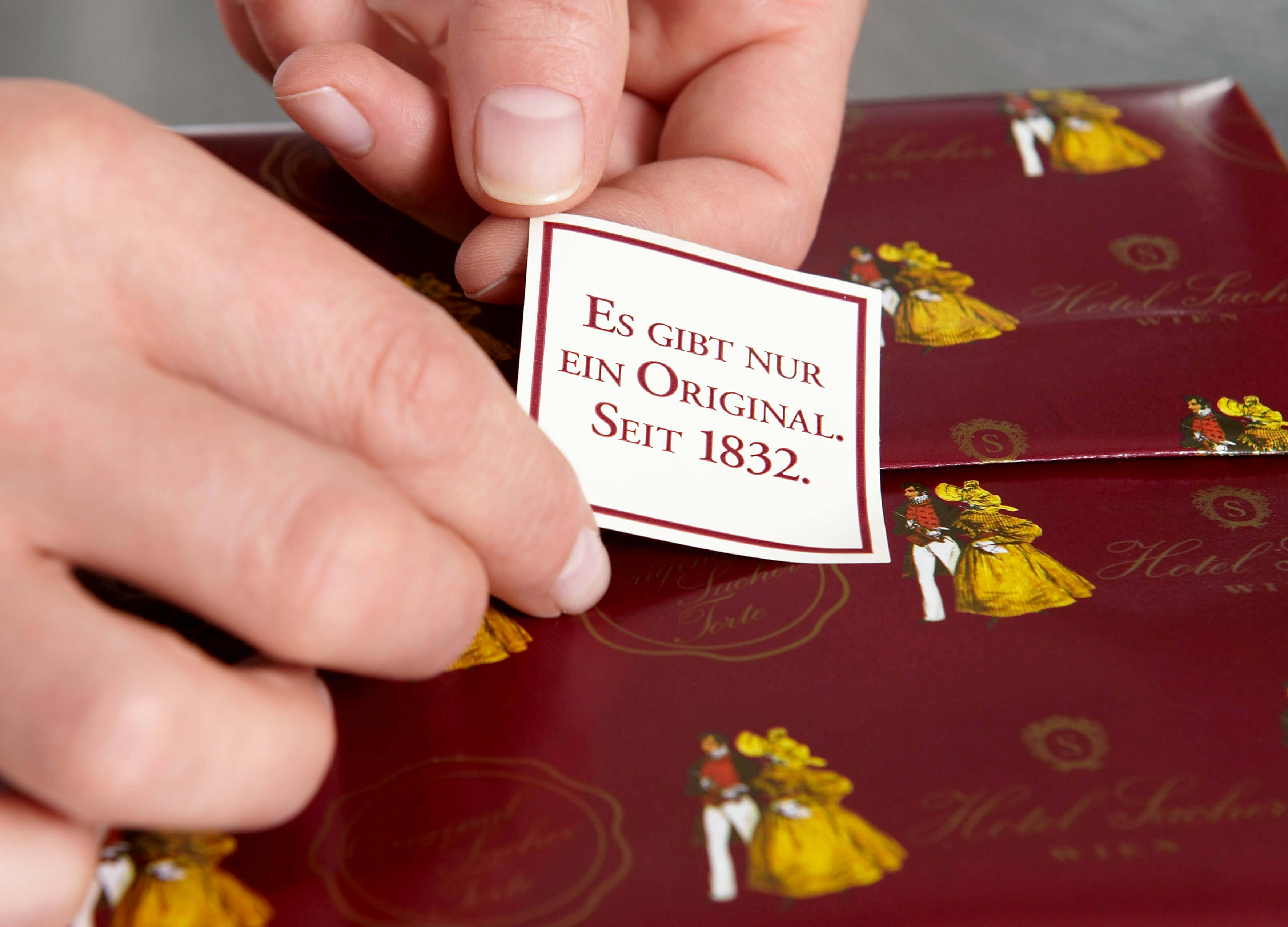 Original-Sacher-Torte-Verpacken-13.jpg